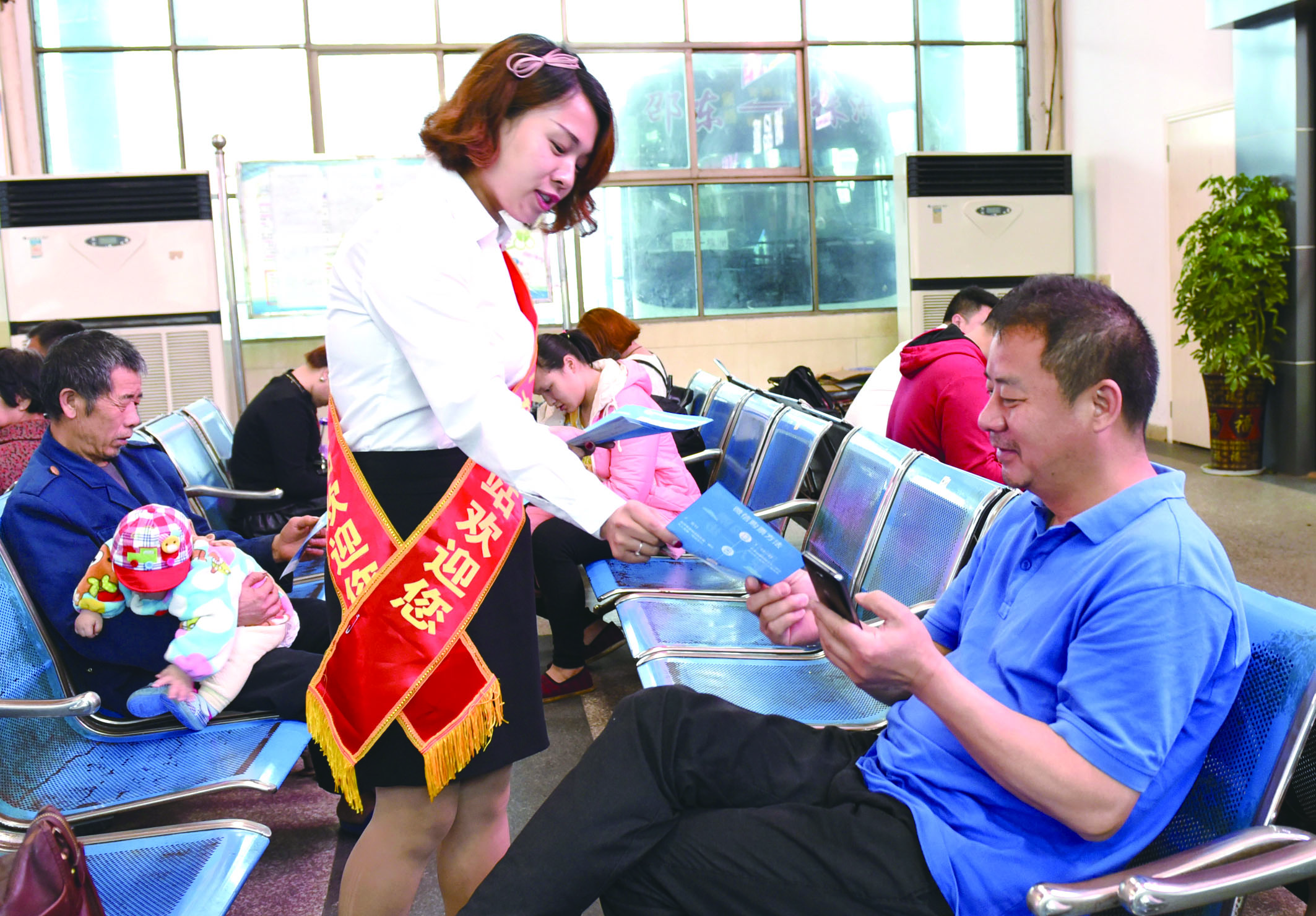 4月21日，邵東汽車西站工作人員在向旅客推介互聯(lián)網(wǎng)+站+車+客平臺的推廣應(yīng)用與購票實名制宣傳。