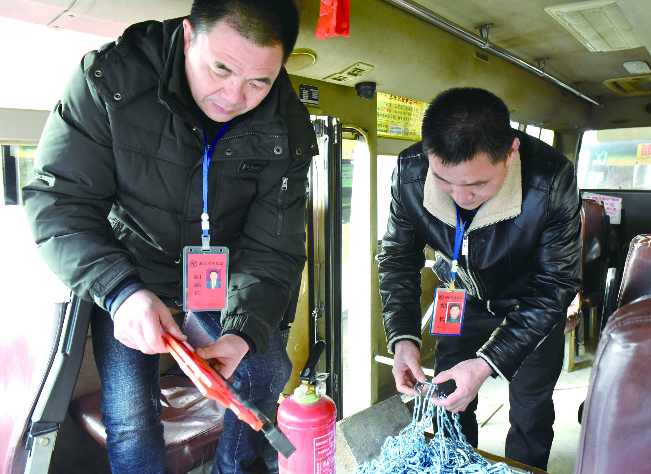 2月8日，市寶慶汽車站工作人員正在營(yíng)運(yùn)車上檢查應(yīng)急設(shè)施及器材是否齊全有效