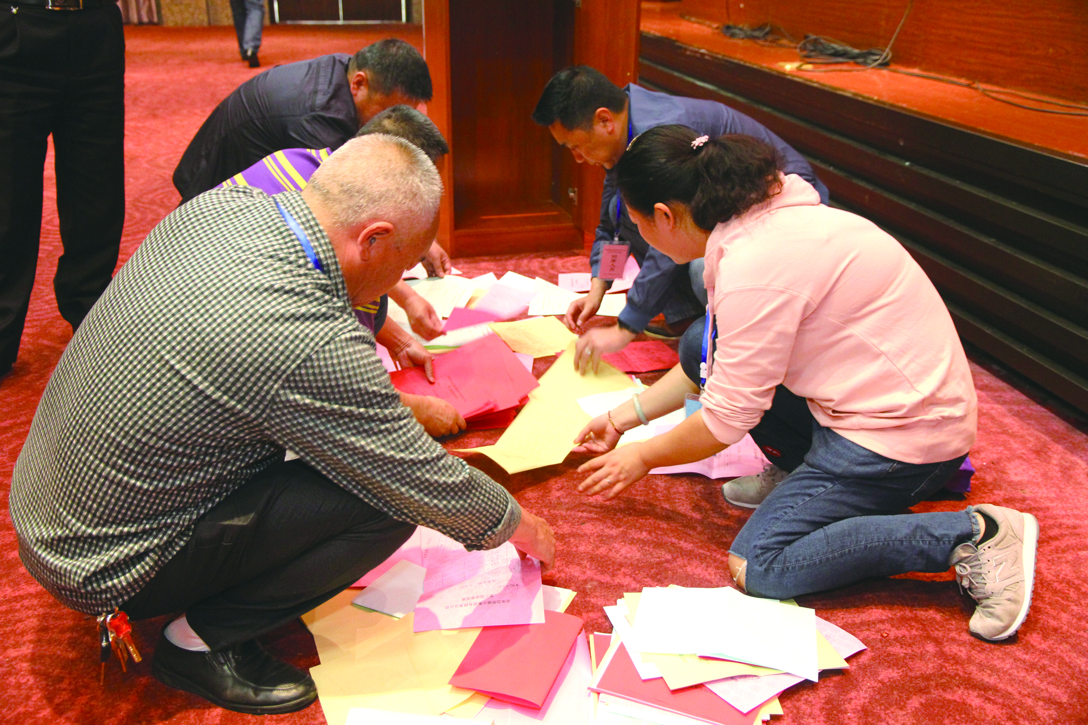 圖為工作人員在仔細(xì)清理選票。