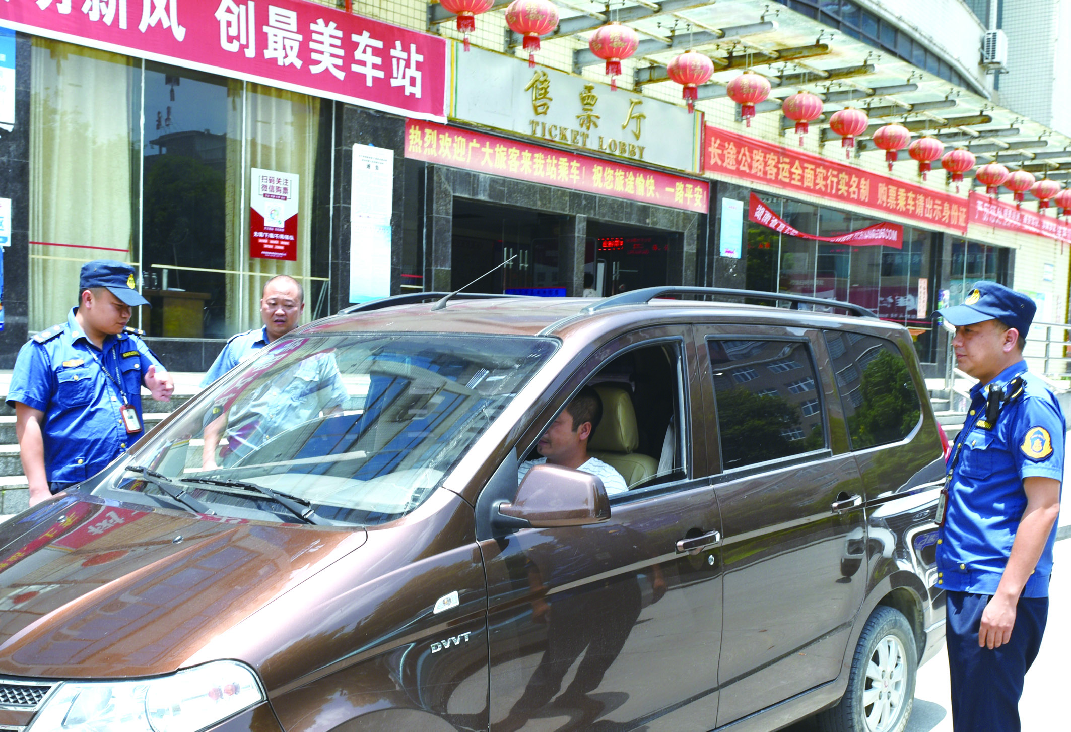 7月10日，洞口縣黃橋鎮(zhèn)副鎮(zhèn)長謝揚(yáng)標(biāo)（右）在黃橋汽車站檢查營運(yùn)客車安全檢查情況。近段時(shí)間以來，黃橋汽車站全面排查交通安全等方面存在的安全隱患，并及時(shí)予以整改到位，做到防患于未然，確保安全生產(chǎn)工作萬無一失。據(jù)了解，今年上半年已消除交通安全隱患10余起。  李祖冠    攝影報(bào)道 