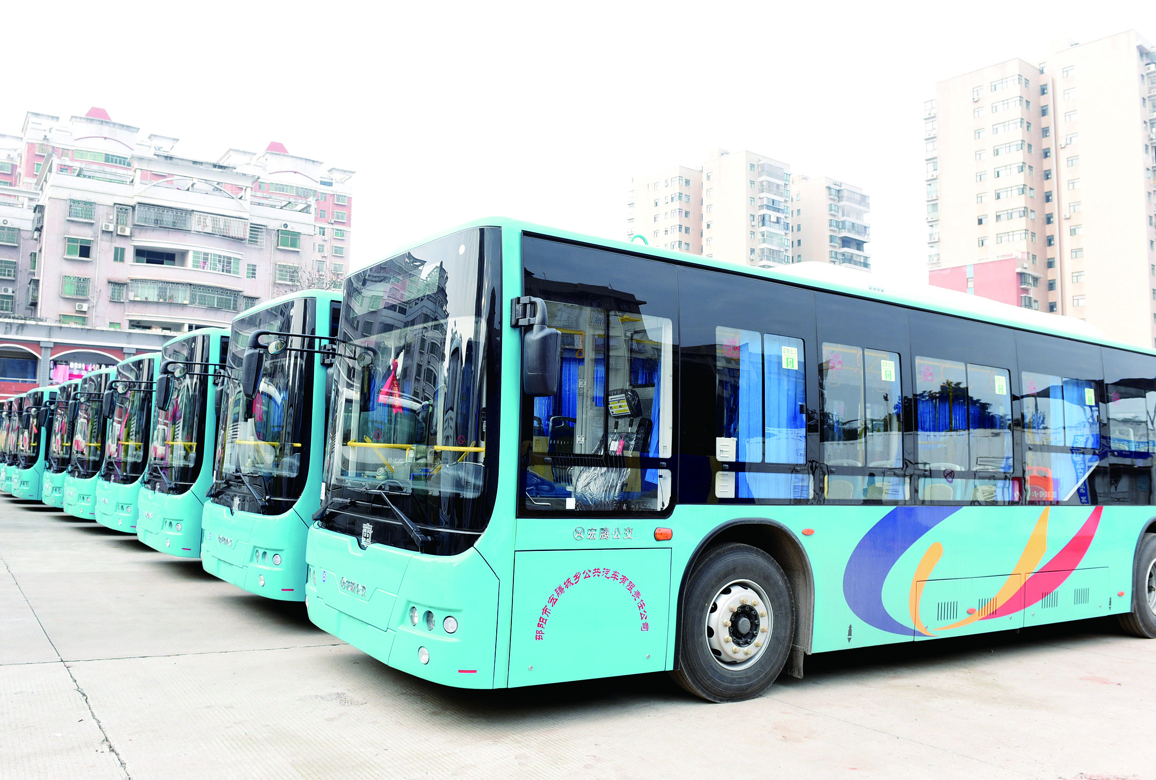 2月26日，筆者在宏騰城鄉(xiāng)公共汽車公司偌大的停車坪見到，其30輛公交車輛成一字型排列整裝待發(fā)。