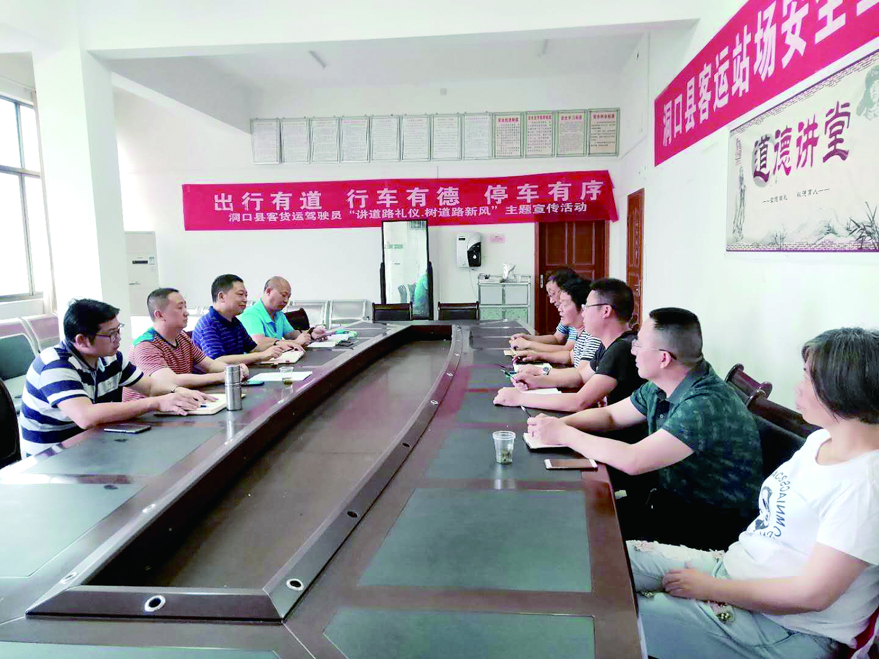 6月12日至13日，集團(tuán)公司董事、副總經(jīng)理唐新宇率辦公室、房產(chǎn)基建、企管部門負(fù)責(zé)人深入分公司就門面合同等事項(xiàng)進(jìn)行核查和清理，并對(duì)門面經(jīng)營(yíng)狀況調(diào)研。據(jù)悉，兩天時(shí)間核對(duì)門面合同144份。 ? 為切實(shí)加強(qiáng)企業(yè)內(nèi)部管理，集團(tuán)公司決定對(duì)全司門面管理開展清理，成立集團(tuán)公司門面清理領(lǐng)導(dǎo)小組以抓好此項(xiàng)工作。圖為唐新宇（左二）在洞口客運(yùn)分公司部署相關(guān)工作。 祖冠 攝影報(bào)道