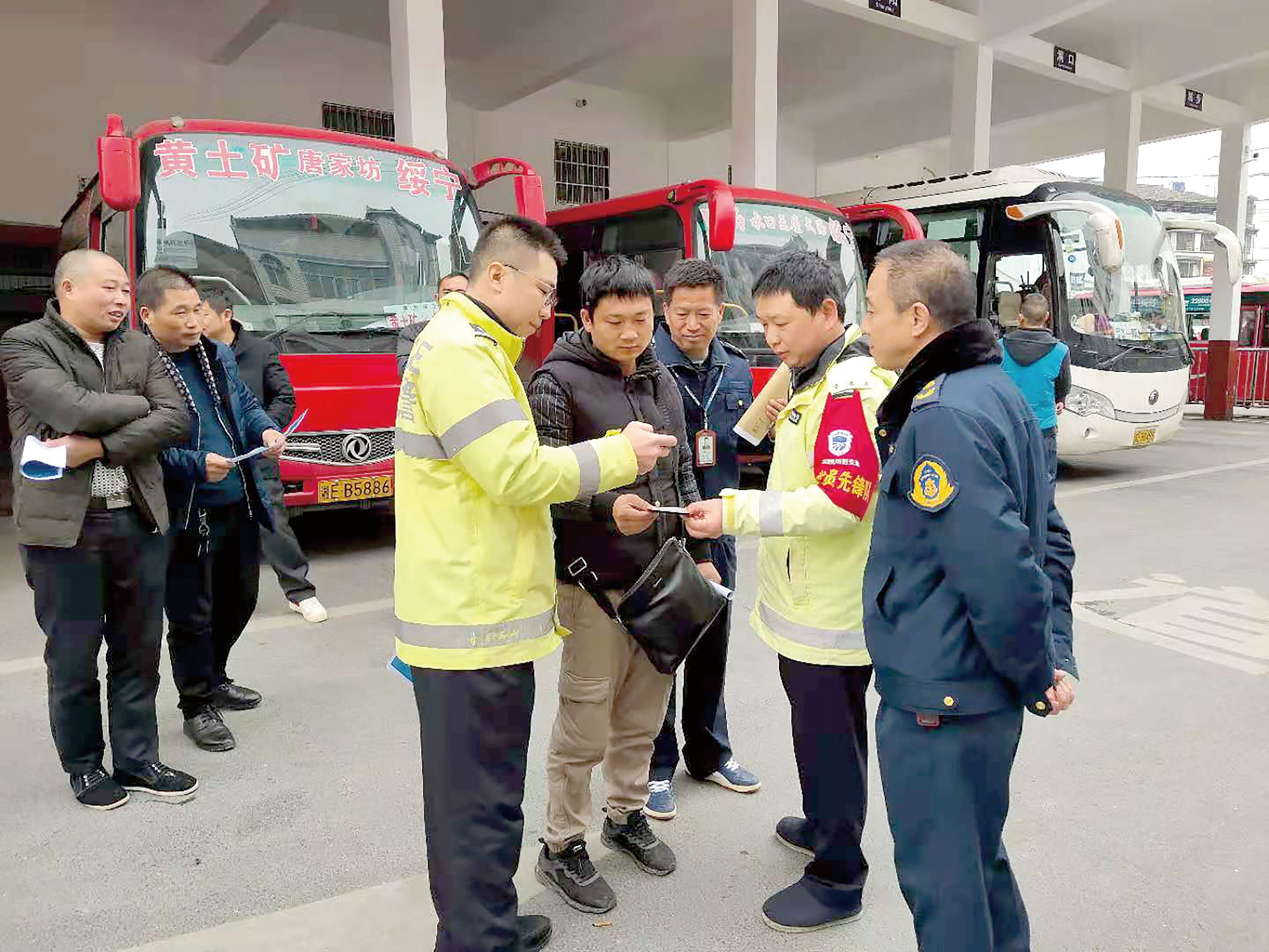 12月2日是全國交通安全日。當(dāng)天上午10時，綏寧分公司汽車總站舉行“知危險會避險、安全文明出行——關(guān)注農(nóng)村交通安全、暢行美麗鄉(xiāng)村”122交通安全日主題宣傳活動。 ? 此活動用生動的事例教育廣大從業(yè)人員樹立美麗鄉(xiāng)村安全暢行責(zé)任意識、服務(wù)意識，進一步增強廣大從業(yè)人員安全事故的防范意識、辨別意識，緊急避險應(yīng)急處理方法。 省高速交警綏寧大隊、綏寧縣運管所等負(fù)責(zé)人到活動現(xiàn)場進行指導(dǎo)。  劉永松